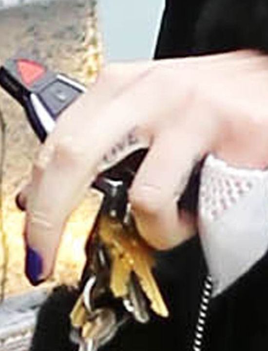 Dlaczego Iggy Azalea teraz TO usuwa? (FOTO) Dlaczego Iggy Azalea teraz TO usuwa? (FOTO)