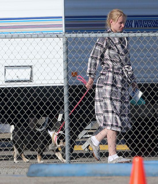 Iggy Azalea w kapciach kontra psia kupa (FOTO) Iggy Azalea w kapciach kontra psia kupa (FOTO)