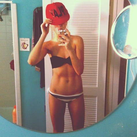 Córka gwiazdorskiej pary chwali się brzuchem (FOTO)