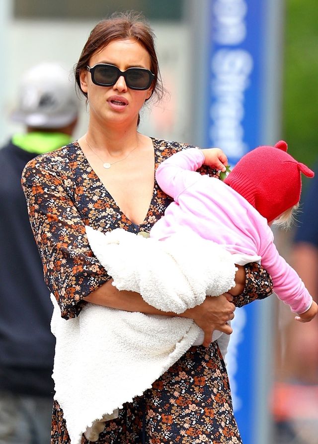 Ciężko jest być top modelką, gdy dziecko wpycha ci do buzi liście (ZDJĘCIA)