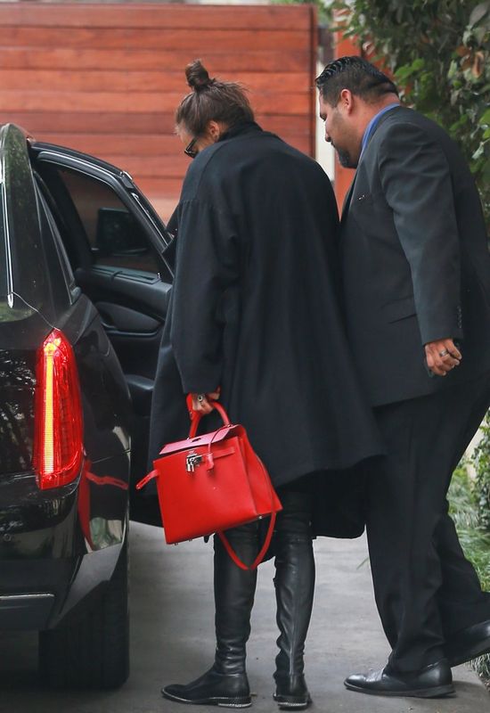 Dwa tygodnie temu nikt nie podejrzewał jej o ciążę. Teraz zasłania brzuszek Dwa tygodnie temu nikt nie podejrzewał jej o ciążę. Teraz zasłania brzuszek