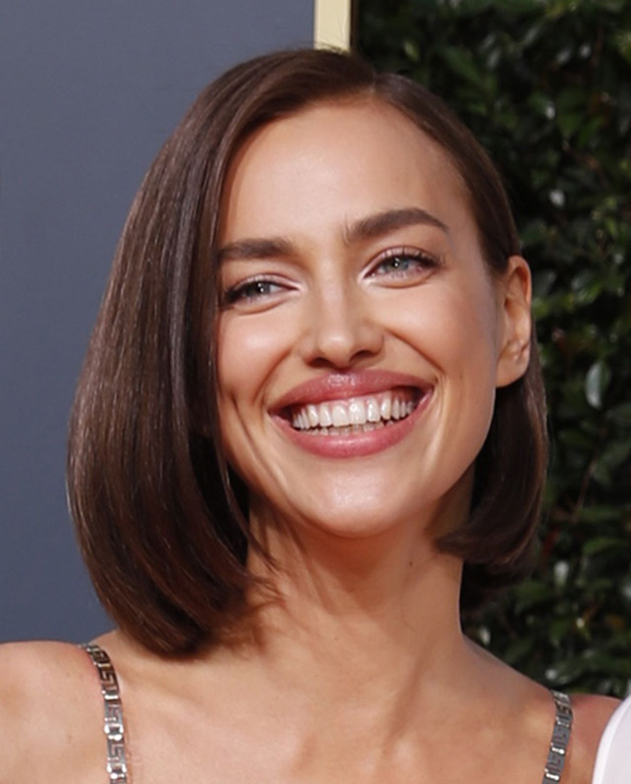 Irina Shayk w nowej fryzurze i seksownej kreacji na Złotych Globach (ZDJĘCIA)