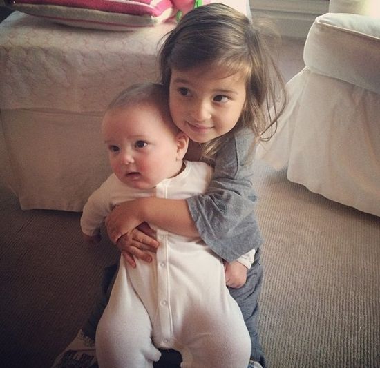 Piękna milionerka chwali się swoimi pociechami (FOTO)