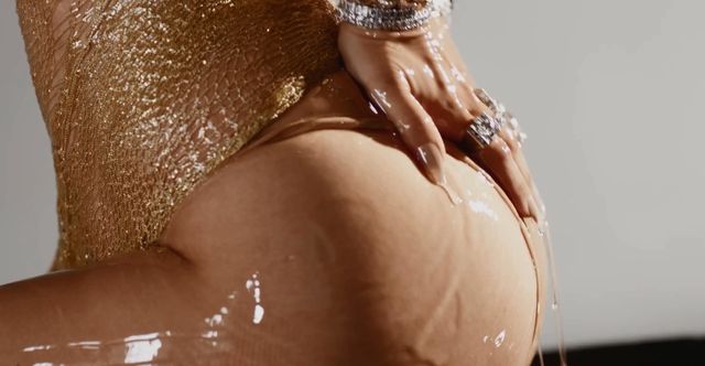 W nowym teledysku Lopez i Azalei jest dużo pup (VIDEO) W nowym teledysku Lopez i Azalei jest dużo pup (VIDEO)