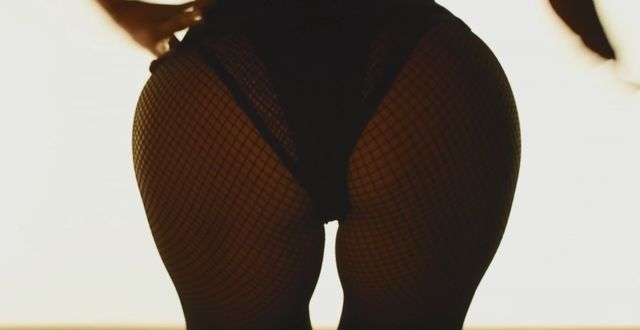 W nowym teledysku Lopez i Azalei jest dużo pup (VIDEO) W nowym teledysku Lopez i Azalei jest dużo pup (VIDEO)