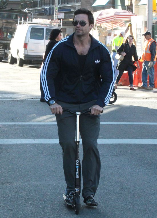 Hugh Jackman na hulajnodze (FOTO)