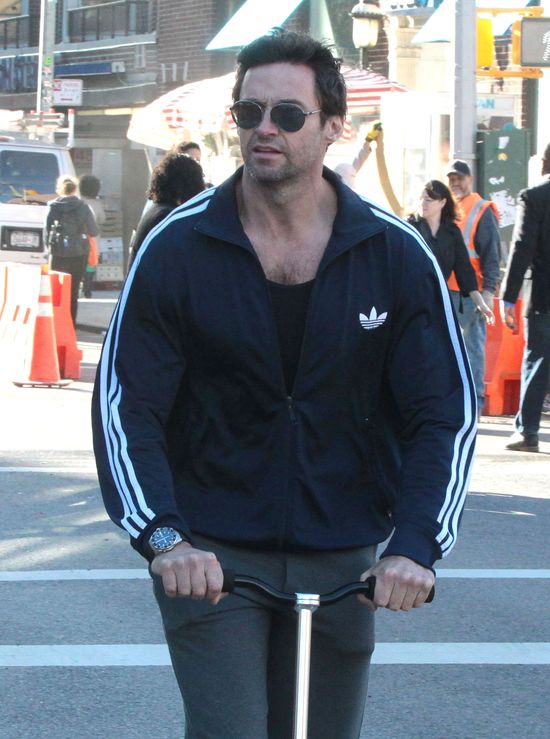 Hugh Jackman na hulajnodze (FOTO)