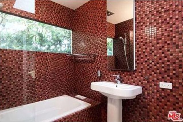 O w mordkę! Jamie Dornan ma w domu CZERWONY POKÓJ O w mordkę! Jamie Dornan ma w domu CZERWONY POKÓJ