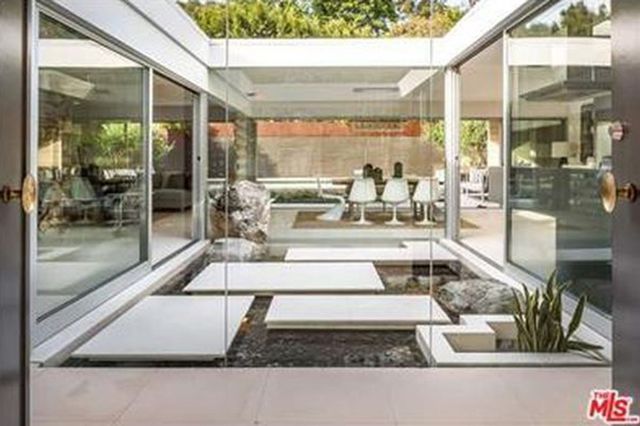 O w mordkę! Jamie Dornan ma w domu CZERWONY POKÓJ O w mordkę! Jamie Dornan ma w domu CZERWONY POKÓJ