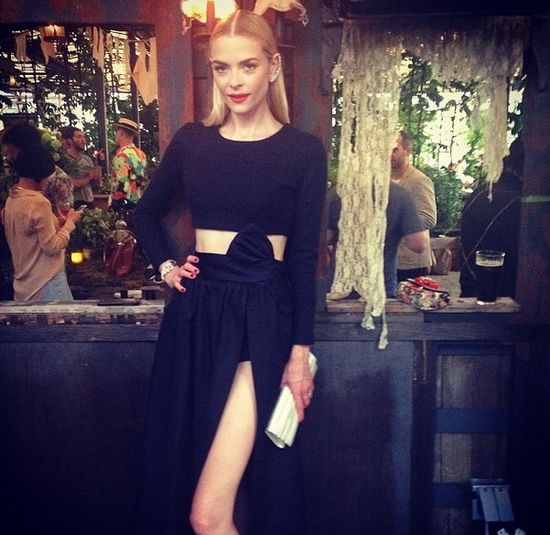 Dziecko przy piersi i pies za głową (FOTO)