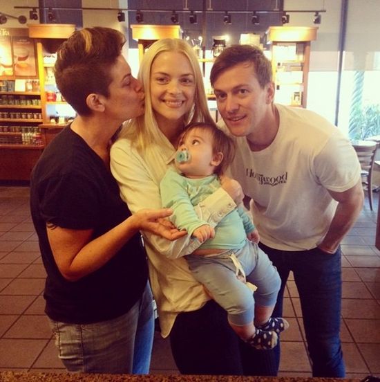 Dziecko przy piersi i pies za głową (FOTO)