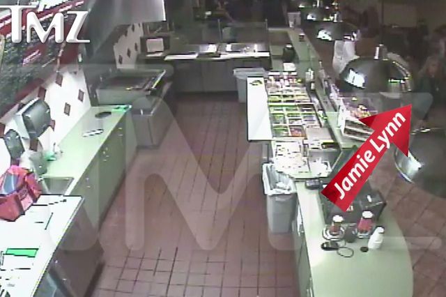 Jamie Lynn Spears atakuje nożem w fast foodzie! (FOTO) Jamie Lynn Spears atakuje nożem w fast foodzie! (FOTO)