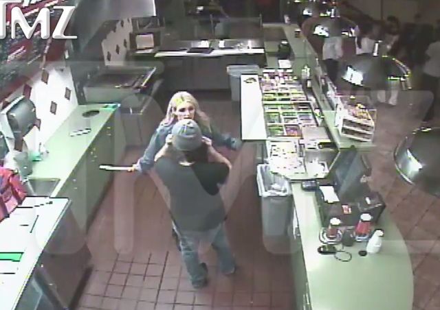 Jamie Lynn Spears atakuje nożem w fast foodzie! (FOTO) Jamie Lynn Spears atakuje nożem w fast foodzie! (FOTO)
