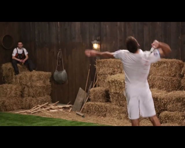 Jerzy Janowicz zrywa z siebie koszulkę w szopie [VIDEO]