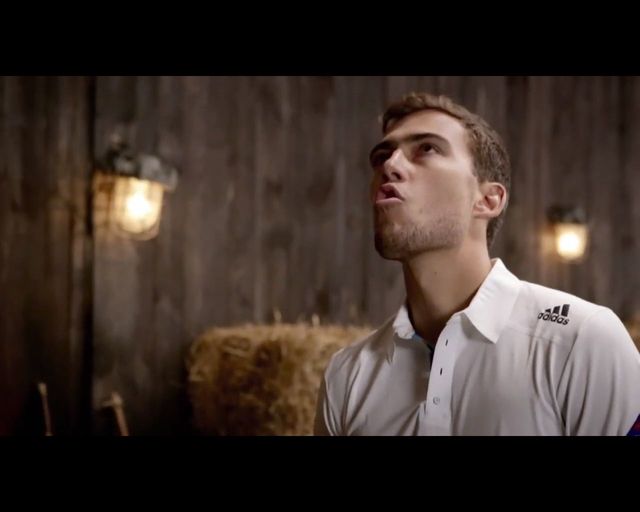 Jerzy Janowicz zrywa z siebie koszulkę w szopie [VIDEO]