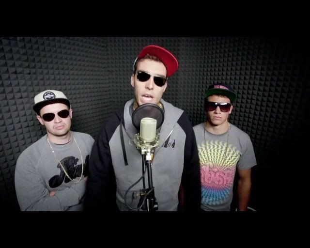 Jerzy Janowicz zrywa z siebie koszulkę w szopie [VIDEO]