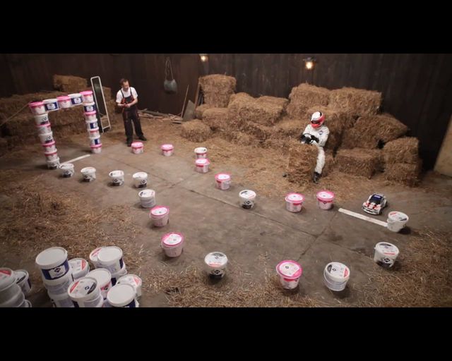 Jerzy Janowicz zrywa z siebie koszulkę w szopie [VIDEO]