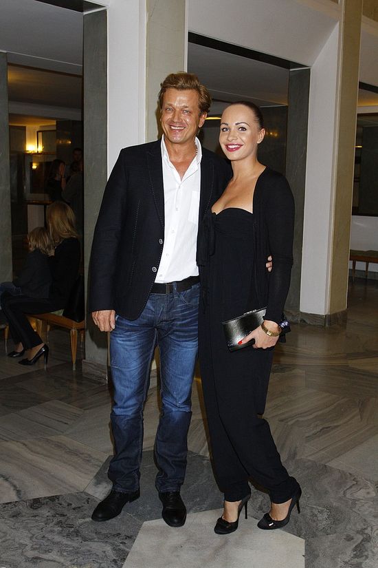 Jarek Jakimowicz z partnerką na salonach (FOTO)