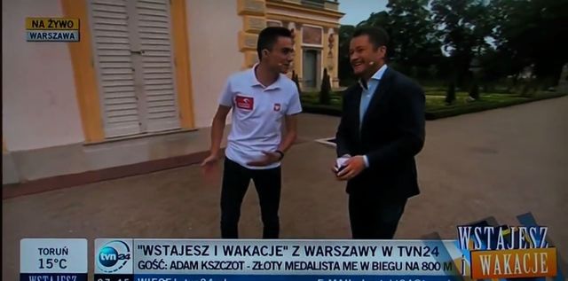 Jarosław Kuźniar zaliczył widowiskowy upadek na wizji (VIDEO Jarosław Kuźniar zaliczył widowiskowy upadek na wizji (VIDEO