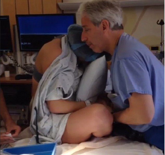 Gwiazdor American Pie pokazał filmik z porodu żony (VIDEO) Gwiazdor American Pie pokazał filmik z porodu żony (VIDEO)