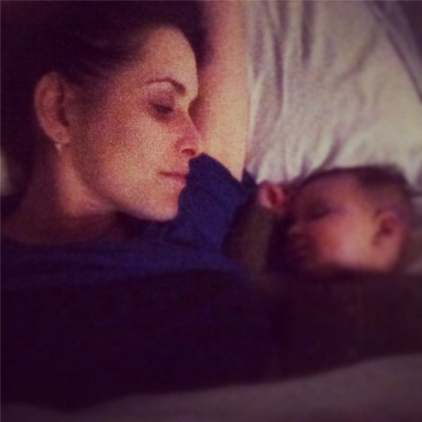 Ta gwiazda chętnie pokazuje, jak karmi piersią (FOTO)