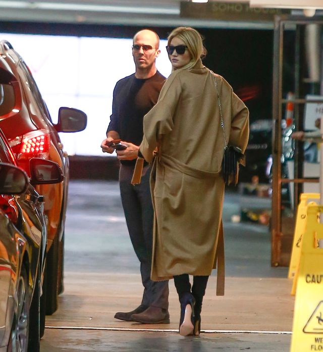 Rosie Huntington-Whiteley nie chce podkreślać ciążowego brzuszka?