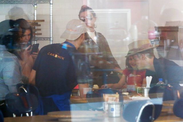 Kendall i Hailey pomagają Bieberowi w opiece nad siostrąFOTO Kendall i Hailey pomagają Bieberowi w opiece nad siostrąFOTO