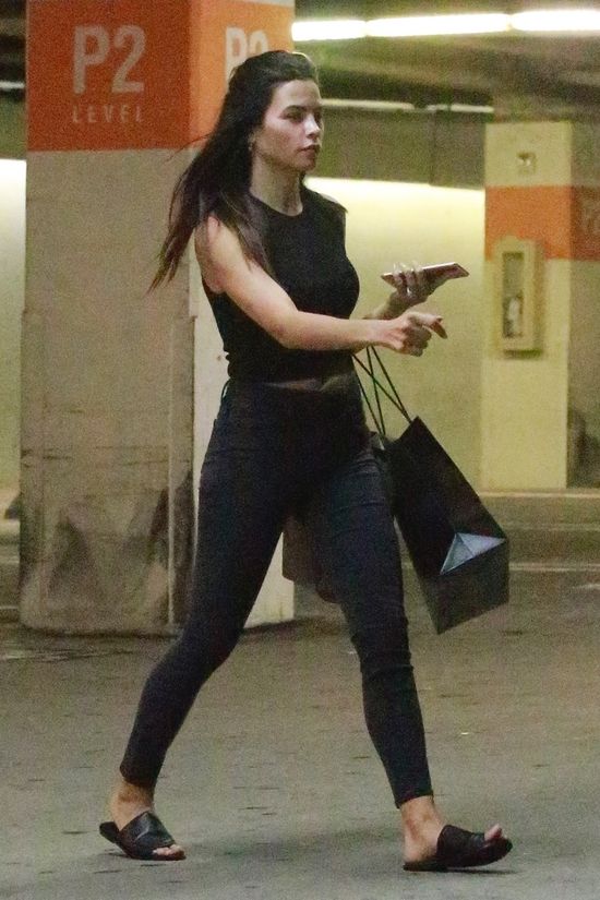 Jenna Dewan robi sobie makijaż w samochodzie - ma nawet zalotkę (ZDJĘCIA)