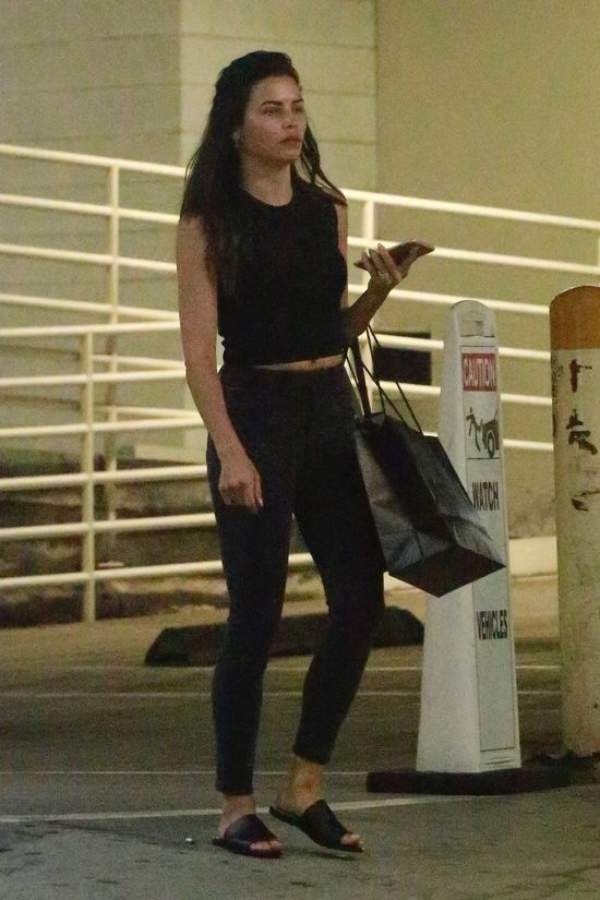 Jenna Dewan robi sobie makijaż w samochodzie - ma nawet zalotkę (ZDJĘCIA)