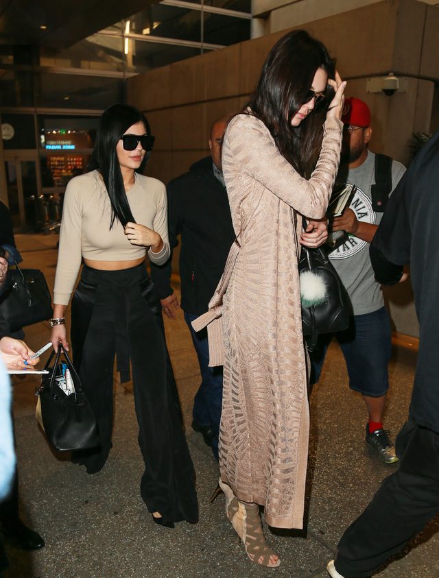 Kendall Jenner i Kylie Jenner wracają z biznesowej podróży