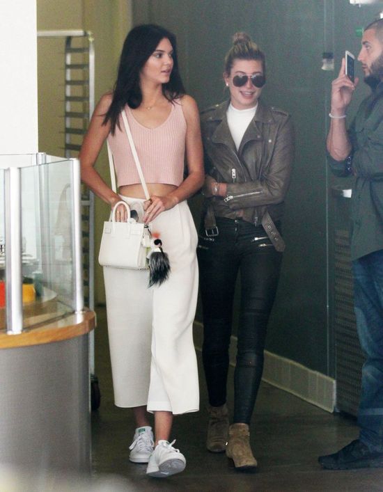 Kendall i Hailey pomagają Bieberowi w opiece nad siostrąFOTO Kendall i Hailey pomagają Bieberowi w opiece nad siostrąFOTO