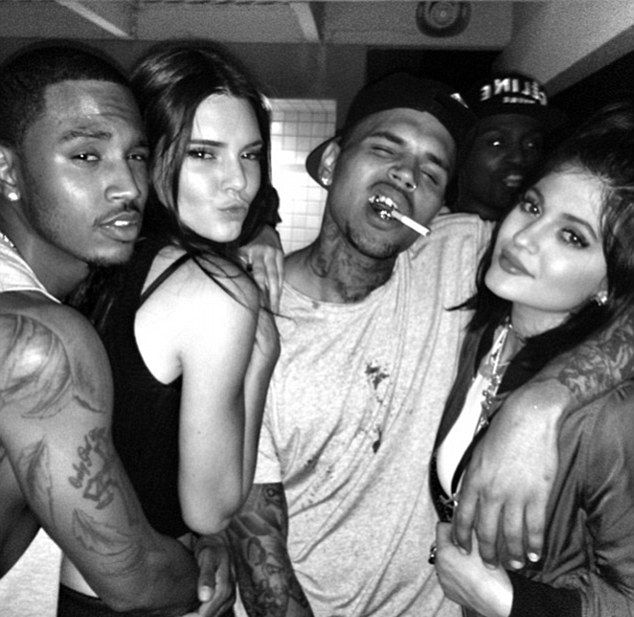 Siostry Jenner imprezują z Chrisem Brownem (FOTO)