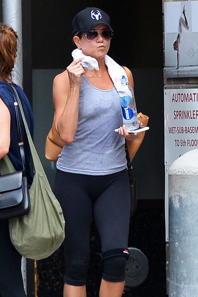 Były ochroniarz Jennifer Aniston o tym, w czym Jenn chodzi po domu Były ochroniarz Jennifer Aniston o tym, w czym Jenn chodzi po domu