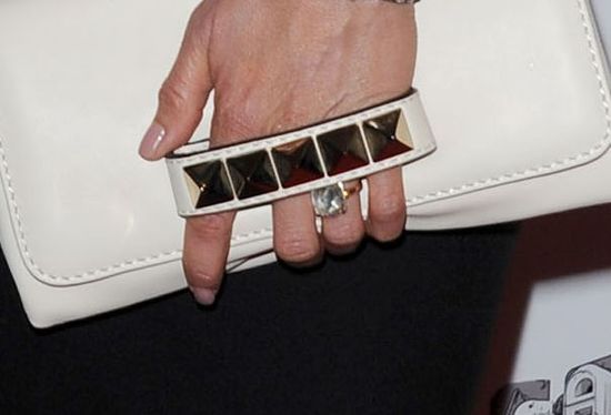 Szczęśliwa Jennifer Aniston ze swoim gigantycznym brylantem Szczęśliwa Jennifer Aniston ze swoim gigantycznym brylantem