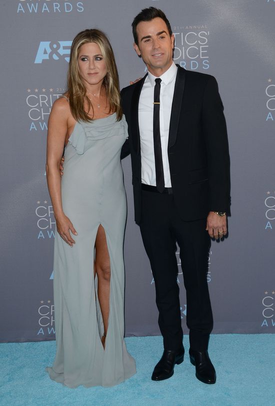 Lepiej patrzyć na twarz Jennifer niż na jej kreacje (FOTO)