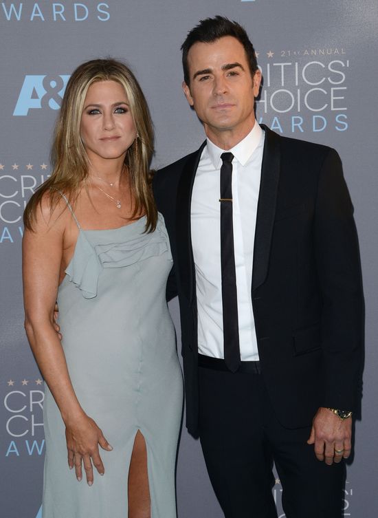 Lepiej patrzyć na twarz Jennifer niż na jej kreacje (FOTO)