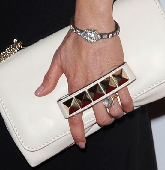 Szczęśliwa Jennifer Aniston ze swoim gigantycznym brylantem Szczęśliwa Jennifer Aniston ze swoim gigantycznym brylantem