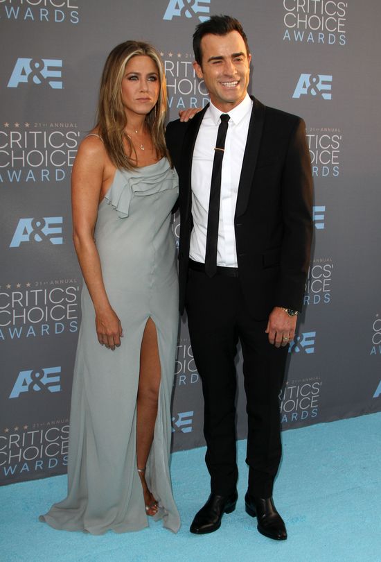 Lepiej patrzyć na twarz Jennifer niż na jej kreacje (FOTO)