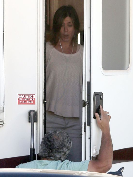 Jennifer Aniston jest brunetką i wygląda ŹLE! (FOTO) Jennifer Aniston jest brunetką i wygląda ŹLE! (FOTO)