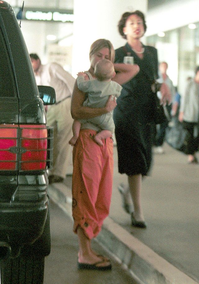 Jennifer Aniston tuli i całuje bobasa (FOTO)