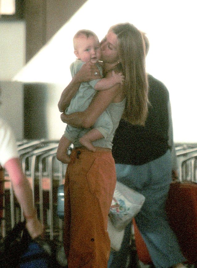 Jennifer Aniston tuli i całuje bobasa (FOTO)