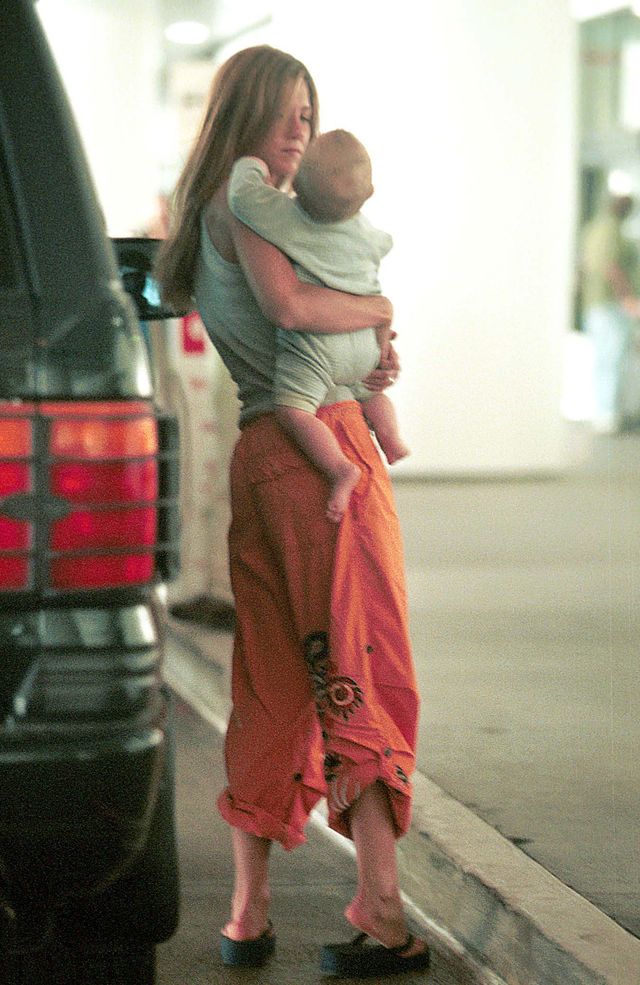 Jennifer Aniston tuli i całuje bobasa (FOTO)