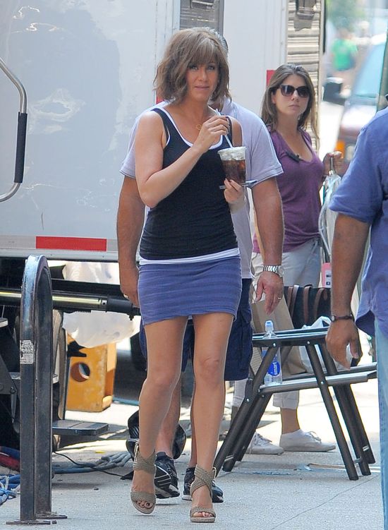 Jennifer Aniston pokazuje nogi i nową fryzurę (FOTO)