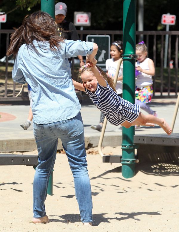 Jennifer Garner z córką Seraphiną w parku (FOTO)