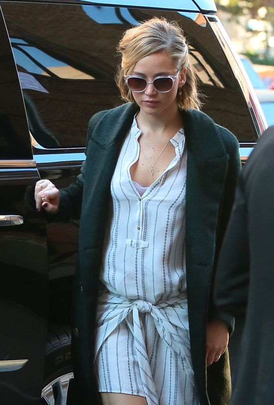 Śmieją się z Jennifer Lawrence, że wyszła w piżamie (FOTO) Śmieją się z Jennifer Lawrence, że wyszła w piżamie (FOTO)