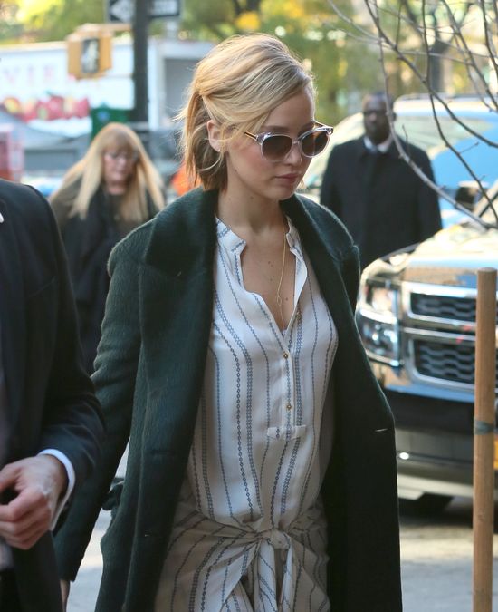 Śmieją się z Jennifer Lawrence, że wyszła w piżamie (FOTO) Śmieją się z Jennifer Lawrence, że wyszła w piżamie (FOTO)