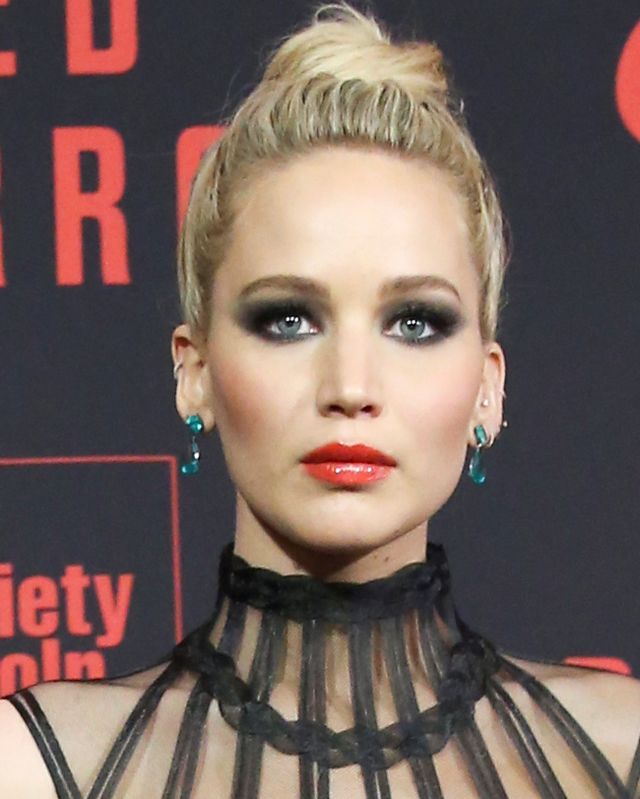 Odsłonięty SUTEK Jennifer Lawrence na premierze Red Sparrow (ZDJĘCIA)