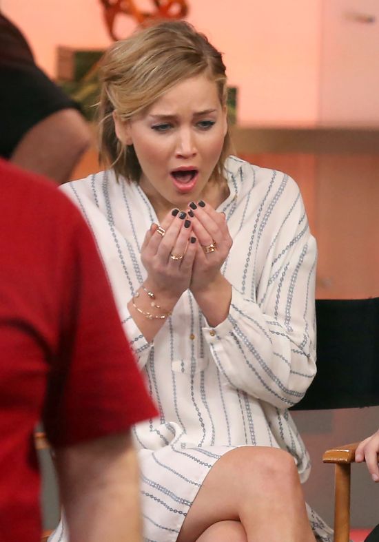 Śmieją się z Jennifer Lawrence, że wyszła w piżamie (FOTO) Śmieją się z Jennifer Lawrence, że wyszła w piżamie (FOTO)