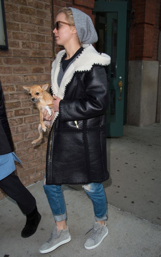 Ta różnica, gdy widzisz JLaw na czerwonym dywanie i na ulicy Ta różnica, gdy widzisz JLaw na czerwonym dywanie i na ulicy