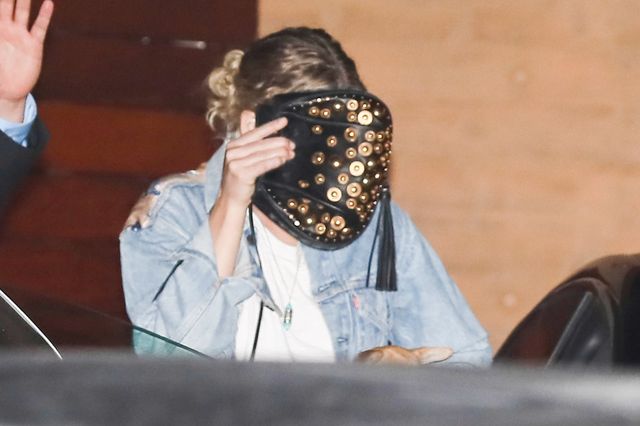 Tak bardzo wstydzi się randek ze swoim chłopakiem? (ZDJĘCIA)